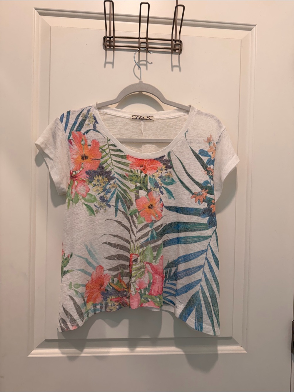 Chloe K Hibiscus Hawaiian
Tropical Print Short Sleeve
Burnout T-Shirt M